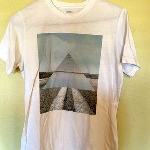 Old Navy Pyramid White Men’s Small T-Shirt